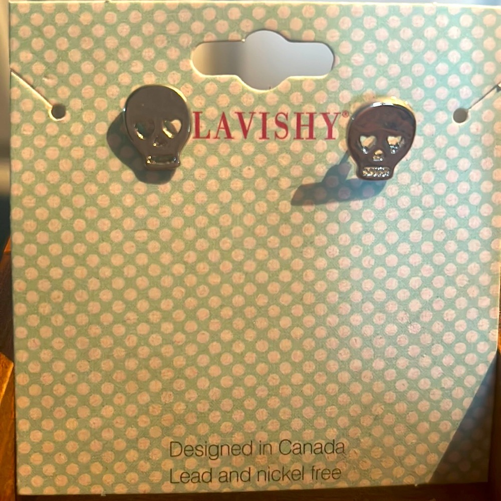 Lavishy skull stud earrings